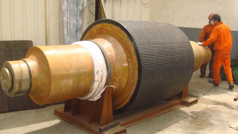 Composite roller shell mounted on a roller press roller core